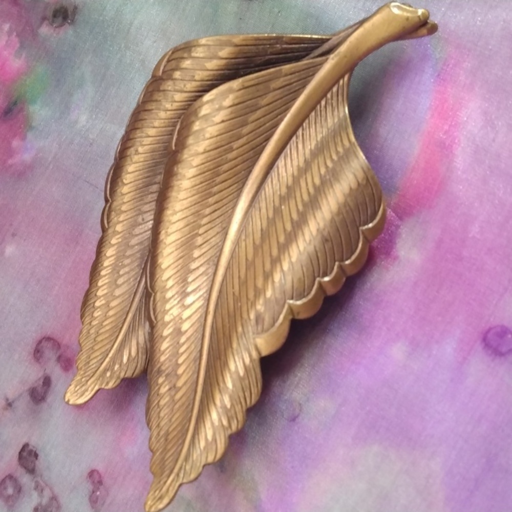 Leaf brooch
